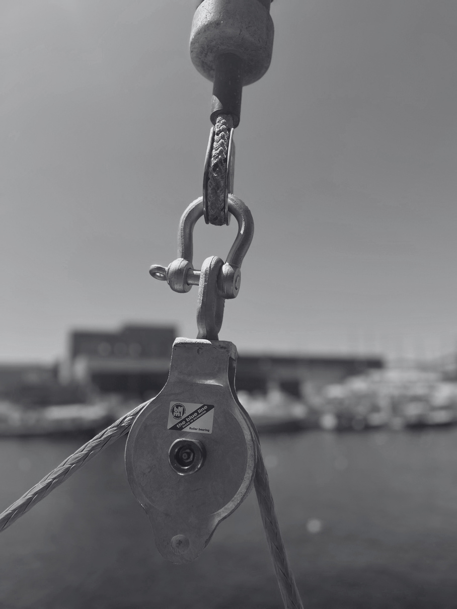 Poulie et manille de levage sur le port